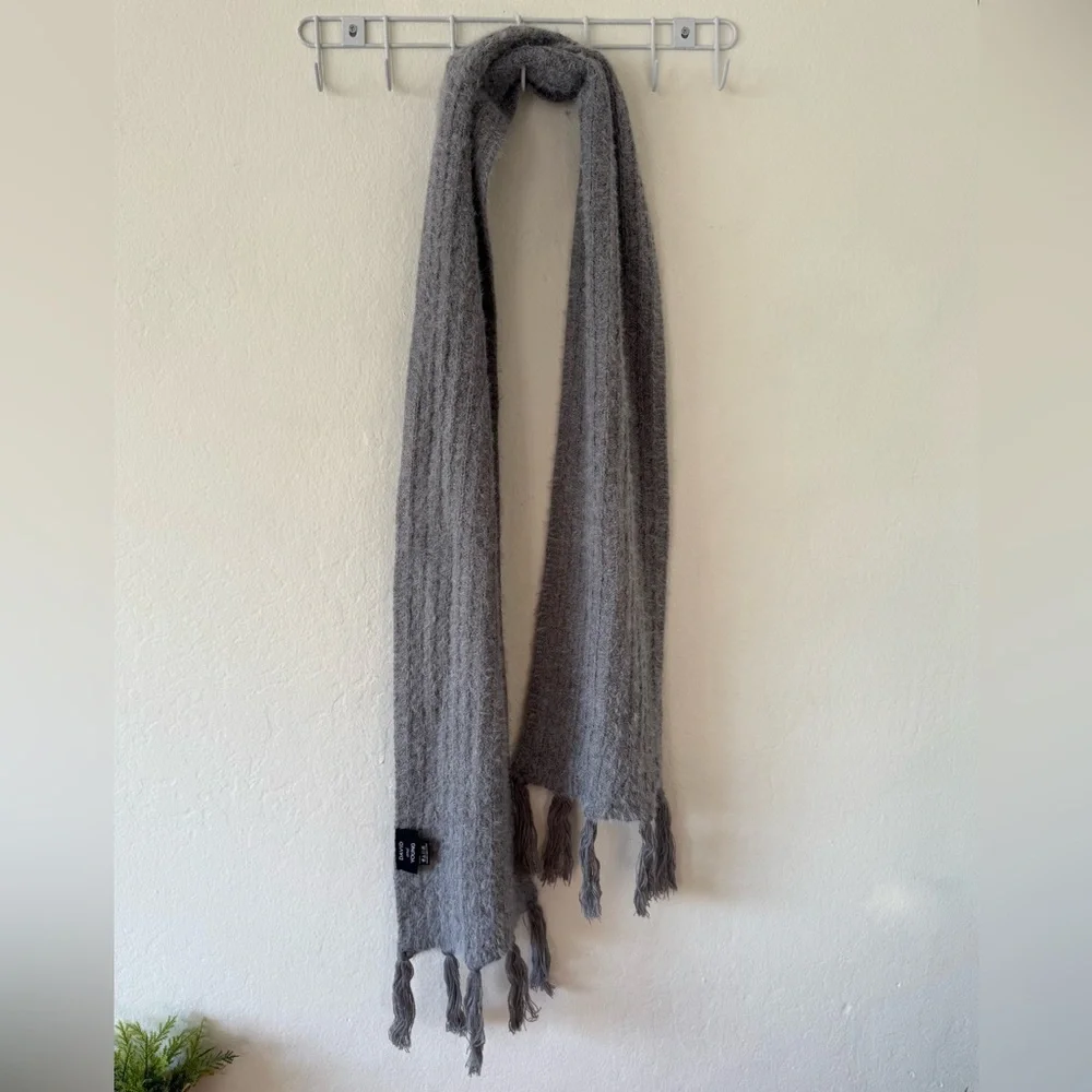 David and Young Cozy Gray Fuzzy Knit Scarf Fringe